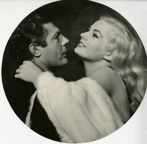 Scena del film "La dolce vita" - Regia Federico Fellini, 1960 - Primo piano di profilo di Marcello Mastroianni e Anita Ekberg mentre ballano abbracciati.