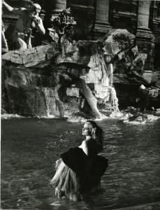 Scena del film "La dolce vita" - Regia Federico Fellini, 1960 - Totale di Anita Ekberg, di spalle, immersa fino alle ginocchia nella Fontana di Trevi.
