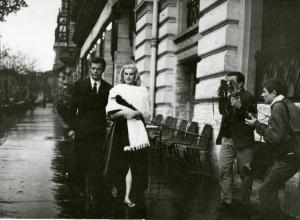 Scena del film "La dolce vita" - Regia Federico Fellini, 1960 - Totale di Marcello Mastroianni e Anita Ekberg mentre passeggiano a braccetto in una strada romana. Alla loro destra, due paparazzi.