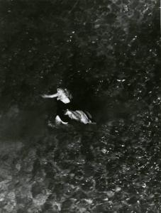Scena del film "La dolce vita" - Regia Federico Fellini, 1960 - Totale di Anita Ekberg mentre cammina a braccia aperte nella fontana di Trevi.
