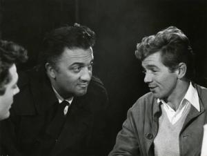 Sul set del film "La dolce vita" - Regia Federico Fellini, 1960 - Da sinistra, Marcello Mastroianni, di cui si scorge solo metà profilo, Federico Fellini e Walter Santesso.