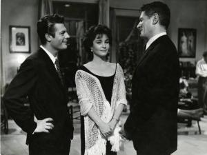 Scena del film "La dolce vita" - Regia Federico Fellini, 1960 - Piano americano di Marcello Mastroianni, di profilo, a sinistra, Yvonne Furneaux, frontale, e Alain Cuny, di profilo.