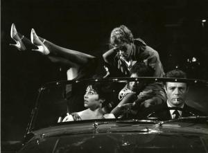 Scena del film "La dolce vita" - Regia Federico Fellini, 1960 - Su una decappottabile, Marcello Mastroianni alla guida e Lilly Granado al suo fianco. Dietro di loro, Walter Santesso, e Gloria Jones.