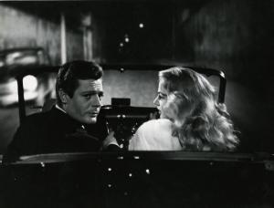 Scena del film "La dolce vita" - Regia Federico Fellini, 1960 - Mezza figura: Marcello Mastroianni in auto, alla guida, si gira all'indietro. Al suo fianco, Anita Ekberg, lo guarda.