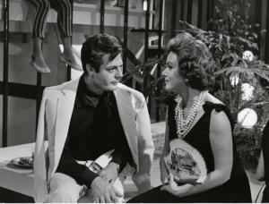 Scena del film "La dolce vita" - Regia Federico Fellini, 1960 - Mezza figura di Marcello Mastroianni e Nadia Gray, seduti. I due, si guardano.