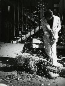 Scena del film "La dolce vita" - Regia Federico Fellini, 1960 - Figura intera di Marcello Mastroianni mentre spiuma un cuscino e getta le piume addosso a Franca Pasutt stesa a terra davanti a lui.