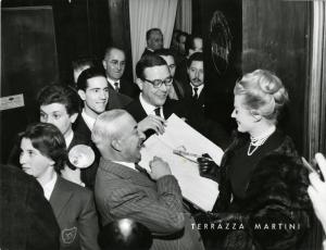 Sul set del film "La dolce vita" - Regia Federico Fellini, 1960 - Mezza figura, di profilo, di Anita Ekberg alla presentazione del film in anteprima alla stampa presso la Terrazza Martini.