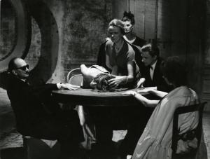Scena del film "La dolce vita" - Regia Federico Fellini, 1960 - Da sinistra, Juan Antequera, Loretta Ramaciotti, Rosemary Rennel Rodd, Ida Galli, Eugenio Ruspoli, Elke Knorr.