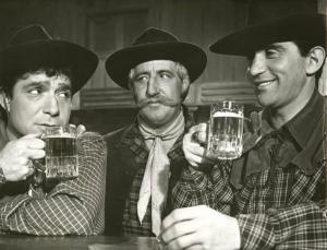 Scena del film "Un dollaro di fifa" - Regia Giorgio Simonelli, 1960 - Mezza figura di Ugo Tognazzi, a sinistra e di Walter Chiari, a destra mentre bevono una birra. Al centro tra loro Memmo Carotenuto.