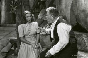 Scena del film "Don Buonaparte" - Regia Flavio Calzavara, 1941 - Campo medio di Oretta Fiume seduta con un fazzoletto tra le mani. Seduto accanto a lei, un uomo, le parla.