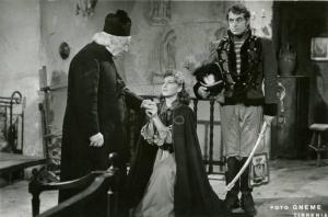 Scena del film "Don Buonaparte" - Regia Flavio Calzavara, 1941 - Ermete Zacconi, in piedi, tiene la mano di Oretta Fiume inginocchiata davanti a lui. Mino Doro è in piedi dietro a lei.