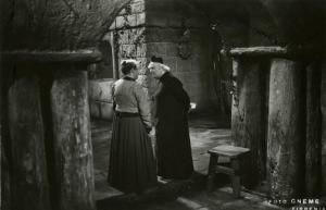 Scena del film "Don Buonaparte" - Regia Flavio Calzavara, 1941 - Figura intera di Ines Cristina Zacconi, di spalle, che parla con Ermete Zacconi che la ascolta tenendo le braccia dietro la schiena.