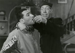 Scena del film "Don Camillo" - Regia Julien Duvivier, 1952 - Mezza figura di Fernandel mentre tiene Paolo Stoppa e lo obbliga a bere.