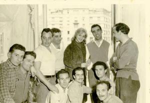 Sul set del film "La donna del giorno" - Regia Francesco Maselli, 1957 - Totale. Virna Lisi e Antonio Cifariello, in mezzo ad altri membri della troupe, posano per una foto.