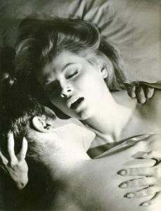 Scena del film "La donna del lago" - Regia Luigi Bazzoni, Franco Rossellini, 1965 - Primo piano di Virna Lisi sdraiata supina su un letto con gli occhi chiusi e la bocca semiaperta. Sopra di lei, un uomo, di spalle, le bacia il collo.