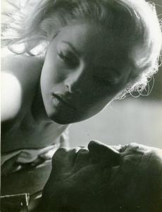 Scena del film "La donna del lago" - Regia Luigi Bazzoni, Franco Rossellini, 1965 - Primo piano frontale di Virna Lisi e Salvo Randone. L'attrice tiene il viso a pochi centimetri di distanza da quello dell'attore ripreso di profilo.