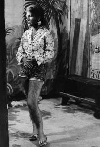 Scena del film "La donna scimmia" - Regia Marco Ferreri, 1964 - Figura intera di Annie Girardot, in pantaloncini, mostra le gambe ricoperte di peli.