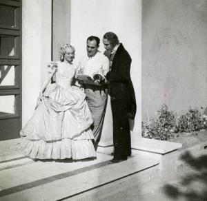 Sul set del film "Il dottor Antonio" - Regia Enrico Guazzoni, 1937 - Maria Gambarelli "Lucy" nel film, con l'attore Cerlesi e con il regista Guazzoni, ripassano alcune battute prima d'iniziare la giornaliera lavorazione.