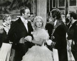 Scena del film "Il dottor Antonio" - Regia Enrico Guazzoni, 1937 - Ennio Cerlesi, guarda Maria Gambarelli che lo tiene a braccetto. L'attrice guarda verso Romolo Costa, in piedi, al suo fianco. Sullo sfondo, altri invitati alla festa da ballo.