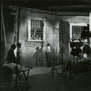 Sul set del film "Il dottor Antonio" - Regia Enrico Guazzoni, 1937 - Enrico Guazzoni dirige una scena del carcere.