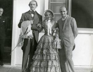 Sul set del film "Il dottor Antonio" - Regia Enrico Guazzoni, 1937 - Maria Gambarelli fra Ennio Cerlesi, e Massimo Terzano, direttore della fotografia.