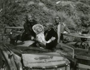 Scena del film "Il dottor Antonio" - Regia Enrico Guazzoni, 1937 - Da sinistra, Margherita Bagni, Maria Gambarelli, Lamberto Picasso e Claudio Ermelli, nella scena della disgrazia della carrozza.