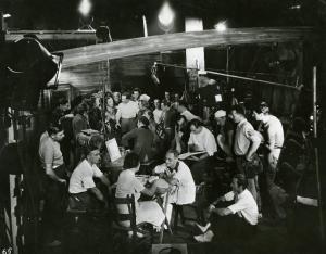 Sul set del film "Il dottor Antonio" - Regia Enrico Guazzoni, 1937 - La troupe raccolta attorno a Enrico Guazzoni. Si riconosce Gino Talamo che legge il copione.