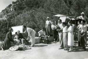 Sul set del film "Il dottor Antonio" - Regia Enrico Guazzoni, 1937 - Il regista Enrico Guazzoni, insegna una scena a Ennio Cerlesi, Maria Gambarelli e Margherita Bagni.