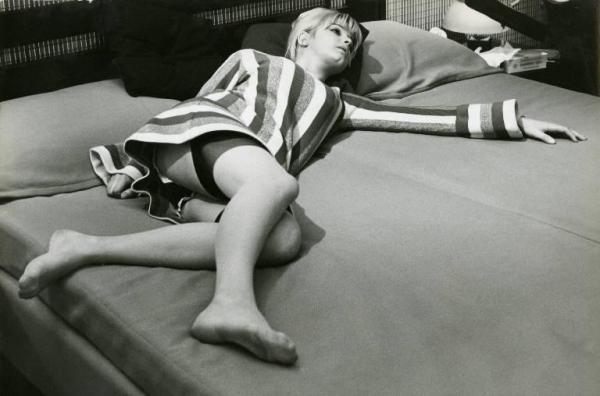 Scena del film "Don Giovanni in Sicilia" - Regia Alberto Lattuada, 1967 - Figura intera di Ewa Aulin, stesa sul letto, con un braccio allungato davanti a sé e uno dietro la schiena.