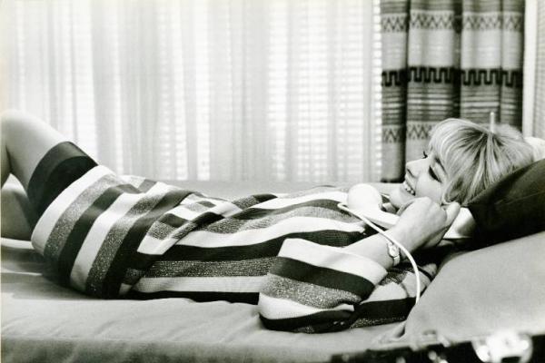 Scena del film "Don Giovanni in Sicilia" - Regia Alberto Lattuada, 1967 - Campo medio di Ewa Aulin, sdraiata supina sul letto, mentre sorride con la testa poggiata su un cuscino e la cornetta del telefono attaccata all'orecchio.