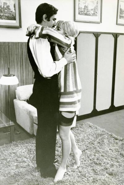 Scena del film "Don Giovanni in Sicilia" - Regia Alberto Lattuada, 1967 - Figura intera di profilo Lando Buzzanca ed Ewa Aulin. L'attrice si stringe al collo di lui, che ricambia l'abbraccio.