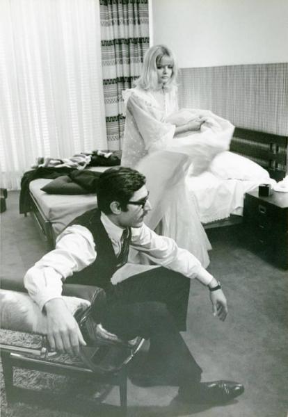 Scena del film "Don Giovanni in Sicilia" - Regia Alberto Lattuada, 1967 - Lando Buzzanca è seduto di profilo su una poltrona da camera. Dietro di lui, in piedi, Ewa Aulin, in vestaglia.