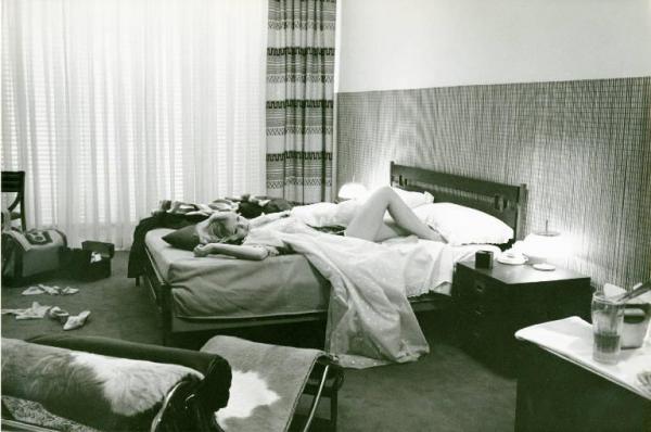 Scena del film "Don Giovanni in Sicilia" - Regia Alberto Lattuada, 1967 - Ewa Aulin, sdraiata supina sul letto, con la testa dalla parte dei piedi, in vestaglia e biancheria intima.