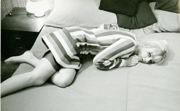 Scena del film "Don Giovanni in Sicilia" - Regia Alberto Lattuada, 1967 - Ewa Aulin, sdraiata su un fianco, di traverso al letto, tiene una mano chiusa sotto il mento.