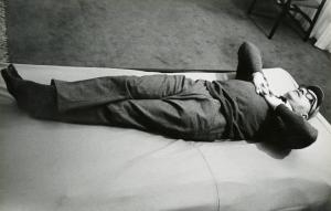 Sul set del film "Don Giovanni in Sicilia" - Regia Alberto Lattuada, 1967 - Figura intera di Alberto Lattuada sdraiato supino sul letto con le mani incrociate sullo sterno.