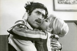 Scena del film "Don Giovanni in Sicilia" - Regia Alberto Lattuada, 1967 - Primo piano di Ewa Aulin mentre abbraccia e bacia con foga su una guancia Lando Buzzanca. L'attore ha gli occhi sbarrati e la bocca socchiusa.