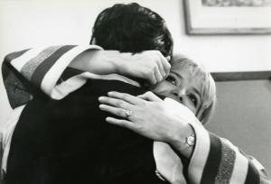 Scena del film "Don Giovanni in Sicilia" - Regia Alberto Lattuada, 1967 - Primo piano di Ewa Aulin che si stringe al collo di Lando Buzzanca ripreso di spalle.