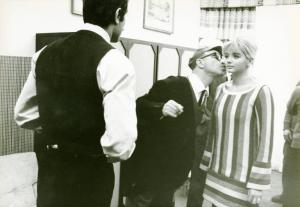 Sul set del film "Don Giovanni in Sicilia" - Regia Alberto Lattuada, 1967 - Alberto Lattuada, finge di baciare sulla guancia Ewa Aulin. Lando Buzzanca, di spalle, in piedi davanti a loro, guarda.