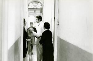 Scena del film "Don Giovanni in Sicilia" - Regia Alberto Lattuada, 1967 - Piano americano di profilo di Lando Buzzanca che prende la giacca da Rossana Martini, che gliela porge. Ai suoi lati, una frontale e l'altra di spalle, due donne.