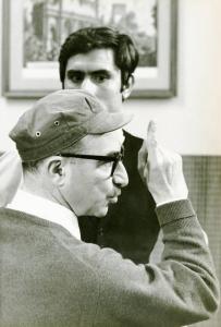 Sul set del film "Don Giovanni in Sicilia" - Regia Alberto Lattuada, 1967 - Alberto Lattuada, di profilo e di spalle, alza l'indice e guarda verso destra. Lando Buzzanca, di fronte a lui, lo guarda.