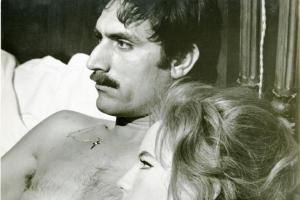 Scena del film "Don Giovanni in Sicilia" - Regia Alberto Lattuada, 1967 - Primo piano di profilo di Lando Buzzanca, appoggiato alla spalliera del letto. Katia Moguy, in particolare, appoggia la testa al suo petto nudo.