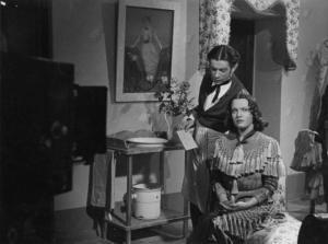 Sul set del film "La donna perduta" - Regia Domenico Gambino, 1940 - Elli Parvo e Tino Scotti pronti per girare una scena del film.