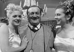 Sul set del film "La donna perduta" - Regia Domenico Gambino, 1940 - Durante una sosta, nella realizzazione del film, il regista Gambino posa con due ballerine.