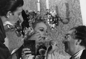 Sul set del film "Don Pasquale" - Regia Camillo Mastrocinque, 1940 - Ancora un pò di trucco prima di girare una scena tra Laura Solari e Armando Falconi.