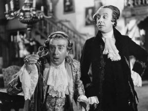 Scena del film "Don Pasquale" - Regia Camillo Mastrocinque, 1940 - Mezza figura di Armando Falconi con in mano delle lenti. Al suo fianco, Franco Coop, lo guarda sorpreso.