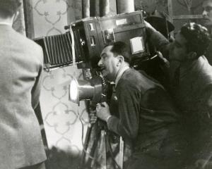 Sul set del film "I due foscari" - Regia Enrico Fulchignoni,1942 - L'operatore Ubaldo Arata gira alcune scene del film. Si riconosce anche il regista Enrico Fulchignoni con operatori non identificati.