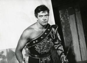 Scena del film "I due gladiatori" - Regia Mario Caiano, 1964 - Mezza figura di Richard Harrison, con armatura e una daga nella mano sinistra.