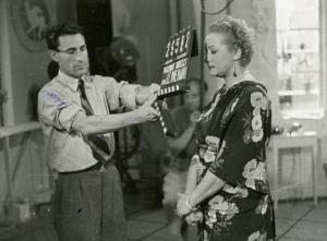 Sul set del film "Le due madri" - Regia Amleto Palermi, 1938 - A sinistra, il regista Amleto Palermi sul set del film dirige le riprese. Sulla destra Lidya Johnson.