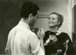 Sul set del film "Le due madri" - Regia Amleto Palermi, 1938 - In primo piano di spalle, il regista Amleto Palermi. Di fronte a lui, Lidya Johnson ride.