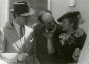Scena del film "Le due madri" - Regia Amleto Palermi, 1938 - A sinistra, Vittorio De Sica, al centro, un attore non identificato e a destra, Lidya Johnson.